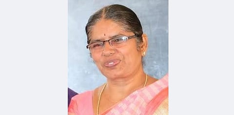 கைது செய்யப்பட்ட தலைமை ஆசிரியை விஜயா