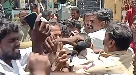 அருப்புக்கோட்டையில் பெண் டிஎஸ்பி மீது தாக்குதல் நடத்திய 8 பேர் மீது வன்கொடுமை தடுப்புச் சட்டத்தில் வழக்குப் பதிவு.