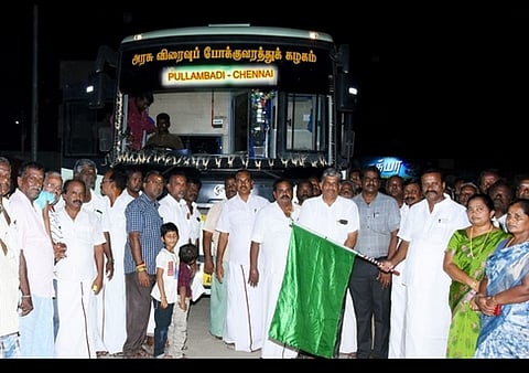 புள்ளம்பாடியிலிருந்து சென்னை கிளாம்பாக்கம் வரை செல்லும் அரசு புதிய பேருந்தை புதன்கிழமை தொடக்கிவைத்த  எம்எல்ஏ சௌந்தர பாண்டியன்.