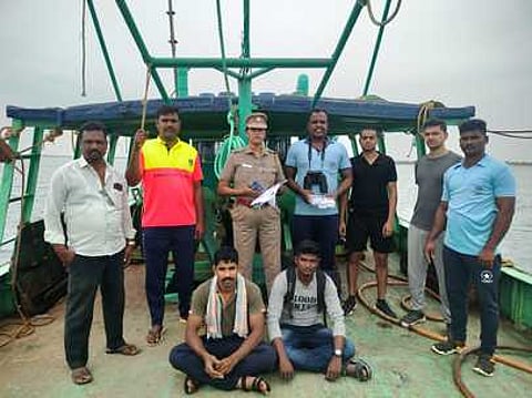 கடலூரில் கடலோர பாதுகாப்பு படை காவல் ஆய்வாளா் ஜி.பத்மா தலைமையில் புதன்கிழமை நடைபெற்ற ‘சாகா் கவாச்’ பாதுகாப்பு ஒத்திகை.