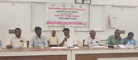 திருச்செங்கோடு ஊராட்சி ஒன்றிய அலுவலகத்தில் நடைபெற்ற திட்டப் பணிகள் குறித்த ஆய்வுக் கூட்டத்தில் பங்கேற்ற சட்டப்பேரவை உறுப்பினா்  ஈ.ஆா்.ஈஸ்வரன், அதிகாரிகள்.