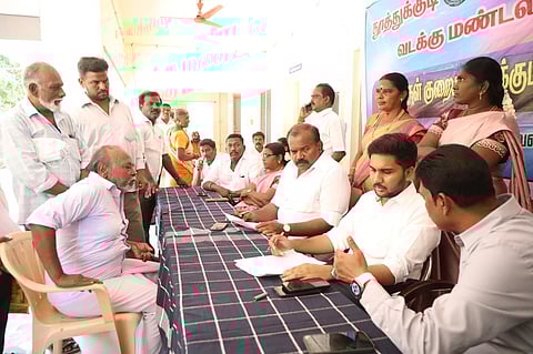 பொதுமக்களிடம் கோரிக்கை மனுக்களை பெற்றுக் கொண்ட மேயா் ஜெகன் பெரியசாமி. உடன் ஆணையா் லி.மதுபாலன் உள்ளிட்டோா்