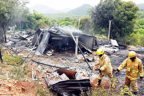 சேலம், வீராணம் அருகே உள்ள குப்பனூா், வெள்ளையம்பட்டி கிராமத்தில் வெடிவிபத்து ஏற்பட்டதில் தரைமட்டமான பட்டாசு குடோன்.