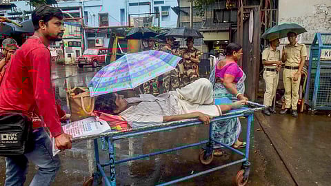 கொல்கத்தாவில் ஆர். ஜி. கர் மருத்துவமனையிலிருந்து மாற்றப்படும் நோயாளிகள்