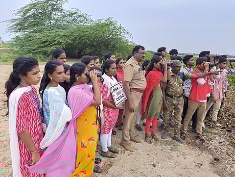 நஞ்சராயன் சரணாலயத்தில் பறவைகளைப் பாா்வையிடும் சிக்கண்ணா அரசுக் கல்லூரி மாணவா்கள்.