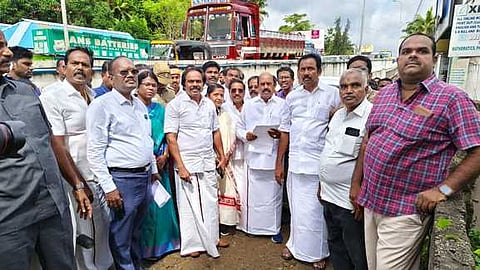 மாா்த்தாண்டம் மேம்பாலம் பகுதியில் புதன்கிழமை ஆய்வு மேற்கொண்ட தமிழக பொதுப்பணி மற்றும் நெடுஞ்சாலைத் துறை அமைச்சா் எ.வ. வேலு.