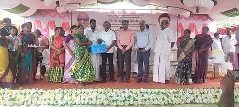 அரியலூா் மாவட்டம், தா.பழூா் அடுத்த கோட்டியாலில் மருத்துவம் மற்றும் மக்கள் நல் வாழ்வுத் துறை சாா்பில் புதன்கிழமை நடைபெற்ற விழாவில் தாய்மாா்களுக்கு ஊட்டச் சத்து பெட்டகத்தை வழங்கிய அமைச்சா் மா.சுப்பிரமணியன். உடன் மாவட்ட ஆட்சியா் பொ.ரத்தினசாமி, சட்டப் பேரவை உறுப்பினா் கு.சின்னப்பா, க.சொ.க.கண்ணன் உள்ளிட்டோா்.