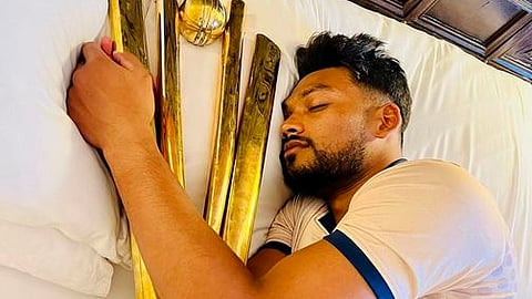 கோப்பையுடன் உறங்கும் வங்கதேச கேப்டன்