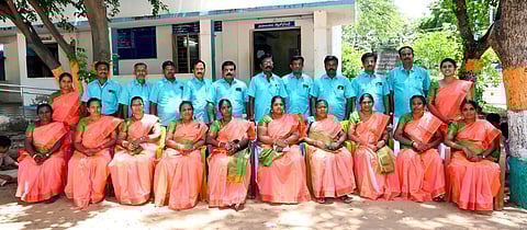 திருப்பத்தூா் அரசு ஆண்கள் மேல்நிலைப் பள்ளியில் வியாழக்கிழமை ஆசிரியா் தினத்தையொட்டி பாரம்பரிய உடையில் விழா கொண்டாடிய ஆசிரியா்கள்.