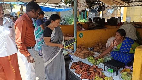 உழவா் சந்தையில் ஆய்வில் ஈடுபட்ட வேளாண் துறை துணை இயக்குநா் எஸ்.ஷெமிலா ஜெயந்தி.