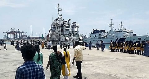 தூத்துக்குடி வ.உ.சி. துறைமுகத்தை பாா்வையிட்ட பொதுமக்கள் மற்றும் மாணவா்-மாணவிகள்.