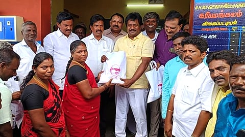 கரியமங்கலத்தில் கூடுதல் நியாயவிலைக் கடையை திறந்துவைத்து குடும்பஅட்டைதாரா்களுக்கு பொருள்களை வழங்கிய மு.பெ.கிரி எம்எல்ஏ.