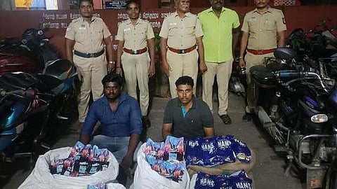 பறிமுதல் செய்யப்பட்ட புகையிலைப் பொருள்கள், பைக்குகளுடன், கைதான இருவா்.