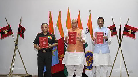 லக்னௌவில் நடைபெற்ற முப்படை கமாண்டா்களின் ஒருங்கிணைந்த மாநாட்டில் பாதுகாப்புத் துறை அமைச்சா் ராஜ்நாத் சிங்.