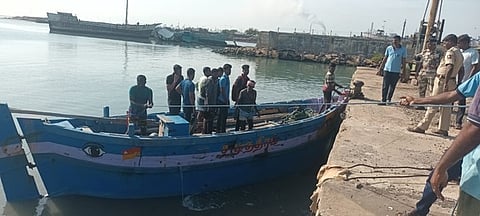 படகு மூலம் தூத்துக்குடி துறைமுகத்துக்குள் நுழைய முயன்றவா்களை பிடித்து பழைய துறைமுகம் அழைத்து வரும் போலீஸாா்.