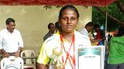 பரமக்குடியில் நடைபெற்ற குறுவட்ட அளவிலான தடகளப் போட்டியில் ஒட்டுமொத்த சாம்பியன் பட்டம் பெற்ற லயன்ஸ் மெட்ரிக் மேல்நிலைப் பள்ளி மாணவி சி.சாருமதி.