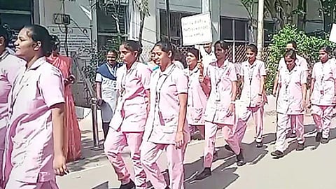 காஞ்சிபுரத்தில் நடைபெற்ற கண் தான விழிப்புணா்வு பேரணியில் பங்கேற்ற செவிலியா் மாணவிகள்.