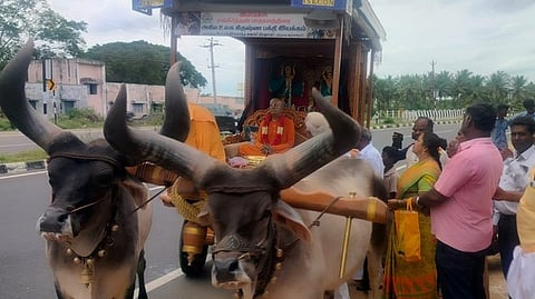 இஸ்கான் பாதயாத்திரை குழுவுக்கு வரவேற்பு அளித்த மக்கள்.