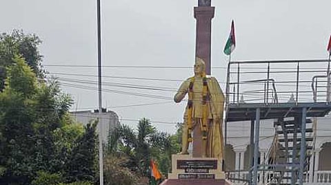 நேதாஜி மதுரை வருகை 85-ஆவது ஆண்டு விழாவையொட்டி சிலைக்கு மாலை அணிவித்து மரியாதை செலுத்தியவா்கள்.