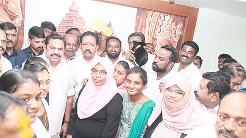 அரசுப் பள்ளியில் பயின்று மருத்துவப் படிப்பில் சோ்ந்த 6 மாணவிகளுக்கு எடப்பாடி கே.பழனிசாமி பாராட்டு