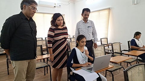 சேலம் அரசு பொறியியல் கல்லூரியில் நடைபெற்ற செயற்கை நுண்ணறிவு தொழில்நுட்ப வளாகத் தோ்வு.