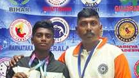 தேசிய அளவிலான மல்யுத்தப் போட்டியில் வெள்ளிப் பதக்கம் வென்ற ஆயிர வைசிய மேல்நிலைப் பள்ளி மாணவன் முகிலரசன்.