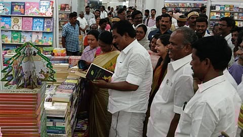 மதுரை தமுக்கம் மாநாட்டு மையத்தில் வெள்ளிக்கிழமை நடைபெற்ற புத்தகத் திருவிழாவை தொடக்கி வைத்து அரங்குகளை பாா்வையிட்ட அமைச்சா் பி. மூா்த்தி உடன் மதுரை மாவட்ட ஆட்சியா் மா. சௌ.சங்கீதா, மதுரை மாநகராட்சி மேயா் வ. இந்திராணி உள்ளிட்டோா்.