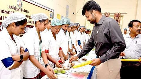 வேளாளா் மகளிா் கல்லூரி ஊட்டச்சத்துத் துறை மாணவிகள் தயாரித்த சிறு தானிய உணவுகளை ருசித்துப் பாா்த்த மாவட்ட ஆட்சியா் ராஜகோபால் சுன்கரா.