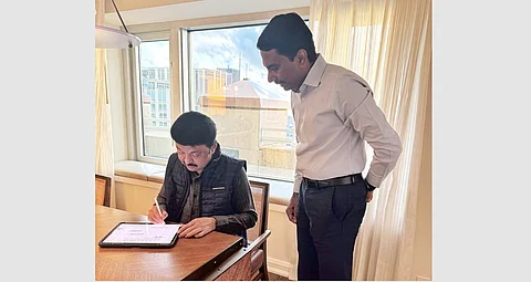 அயலக மண்ணில் இருந்தாலும் இ-ஆபிஸ் வழியே அரசுக் கோப்புகளில் கையெழுத்திடும் முதல் மு.க.ஸ்டாலின்.
