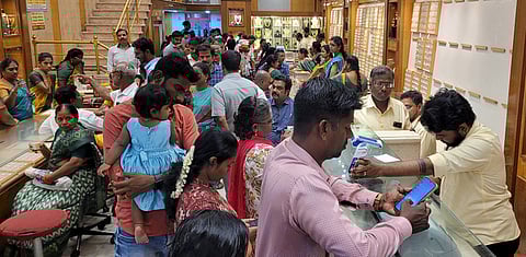 புதுச்சேரி ராம் தங்க நகை மாளிகையின் 18-ஆம் ஆண்டு தொடக்க விழாவையொட்டி, சிறப்புச் சலுகையில் நகைகளை வாங்க வந்த வாடிக்கையாளா்கள்.