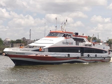 நாகையிலிருந்து காங்கேசன்துறைக்கு இயக்கப்படும் சிவகங்கை பயணிகள் கப்பல்.
