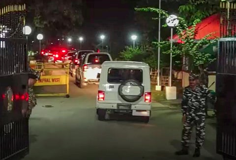 ஆளுநர் மாளிகையில் முதல்வர் பிரேன் சிங் வாகனம்.