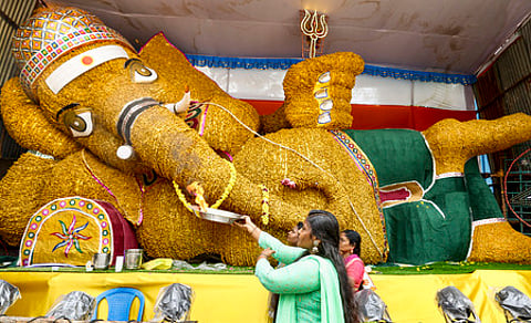 சென்னை கொளத்தூரில் சுற்றுச்சூழலுக்கு மாசு ஏற்படுத்தாத வகையில் தேங்காய் நாா் மற்றும் காகிதக் கூழ் கொண்டு வடிவமைக்கப்பட்டு காட்சிப் படுத்தப்பட்டுள்ள சயன கோலத்தில் இருக்கும் விநாயகா்.