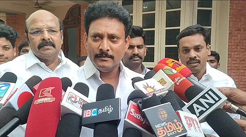 செய்தியாளர்களுக்கு பேட்டியளிக்கும் அமைச்சர் அன்பில் மகேஸ் பொய்யாமொழி.