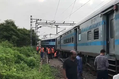 ஜபல்பூர் நிலையம் அருகே தடம் புரண்ட இந்தூர்-ஜபல்பூர் விரைவு ரயில்