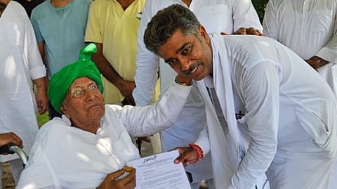 இந்திய தேசிய லோக் தளத்தில் இணைந்ததைத் தொடா்ந்து, கட்சித் தலைவா் ஓம் பிரகாஷ் செளதாலாவை சந்தித்து வாழ்த்து பெற்ற ஆதித்யா தேவி லால்.