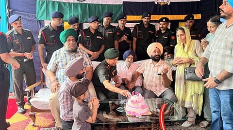 இரண்டாம் உலகப் போரில் பங்கேற்ற இந்திய வீரா் சரண் சிங்கின் 100-ஆவது பிறந்த நாளையொட்டி, ஹிமாசல பிரதேச மாநிலம், ரோபாா் பகுதியில் உள்ள இல்லத்தில் அவருடன் கேக் வெட்டி கொண்டாடிய ராணுவத்தினா்.