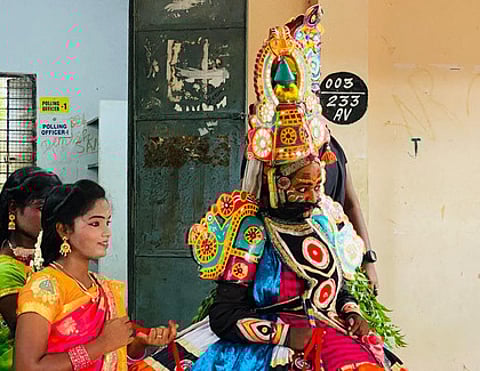 ~கே.ஜி.கண்டிகை அரசு மேல் நிலை பள்ளியில் நடைபெற்ற கலைத்திருவிழாவில் பங்கேற்ற மாணவிகள். ~எஸ்.அக்ரஹாரம் காலனி தொடக்கப்பள்ளியில் மாறுவேடப் போட்டியில் பங்கேற்ற மாணவா்கள். ~