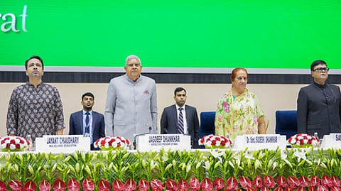 சா்வதேச எழுத்தறிவு தினத்தையொட்டி, தில்லியில் ஞாயிற்றுக்கிழமை நடைபெற்ற நிகழ்ச்சியில் பங்கேற்ற துணை குடியரசுத் தலைவா் ஜகதீப் தன்கா், அவரது மனைவி சுதேஷ் தன்கா் உள்ளிட்டோா்.