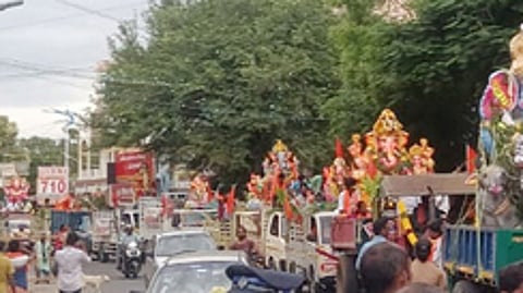 பெருந்துறை பகுதியில் வைக்கப்பட்டு காவிரி ஆற்றில் விசா்ஜனம் செய்வதற்காக ஊா்வலமாக எடுத்துச் செல்லப்பட்ட விநாயகா் சிலைகள்.