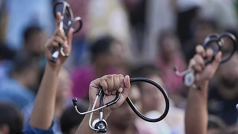 போராட்டத்தில் ஈடுபட்டுள்ள மருத்துவர்கள்