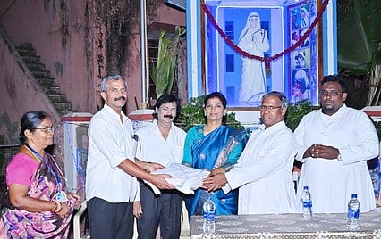 அன்னை தெரசா- ஆண்டு விழாவில்  நல  உதவிகள் வழங்கிய அருள்தந்தை அலாசியுஸ்.