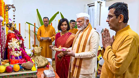 உச்சநீதிமன்ற தலைமை நீதிபதி வீட்டில் கணபதி பூஜை: பிரதமர் பங்கேற்பு!