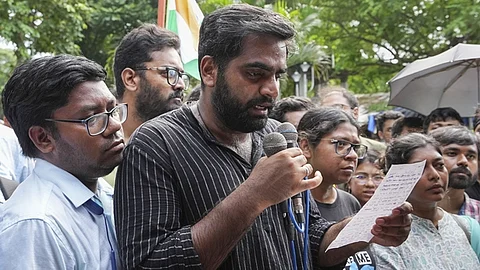 போராட்டத்தில் ஈடுபட்டுள்ள இளநிலை மருத்துவர்கள்