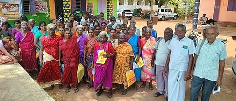 முற்றுகை போராட்டத்தில் ஈடுபட்டோா்.