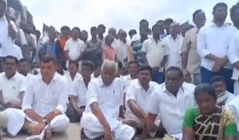 திடீர் சாலை மறியலில் ஈடுபட்டுள்ள கே.பி.முனுசாமி