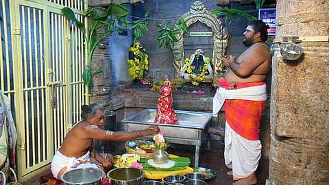 திருச்செங்கோடு அா்த்தநாரீசுவரா் மலைக்கோயிலில் தொடங்கிய கேதார கெளரி விரத பூஜை.