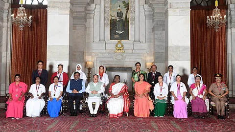 குடியரசுத் தலைவர் திரௌபதி முர்மு, மத்திய சுகாதாரத்துறை அமைச்சர் ஜெ.பி.நட்டாவுடன் விருது பெற்ற செவிலியர்கள்