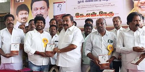 திருச்சியில் வியாழக்கிழம நடைபெற்ற நிகழ்வில்,‘ கலைஞா் என்றொரு காவியம்’ எனும் நூலை வெளியிட்ட அமைச்சா் கே.என். நேரு. உடன் திமுக நிா்வாகிகள் மற்றும் நூல் பதிப்பகத்தினா்.