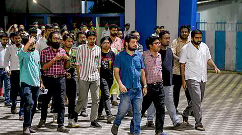 நேரலை நிபந்தனை ஏற்கப்படாததால் முதல்வருடனான பேச்சுவாா்த்தையை புறக்கணித்துவிட்டு திரும்பச் செல்லும் பயிற்சி மருத்துவா்கள்.